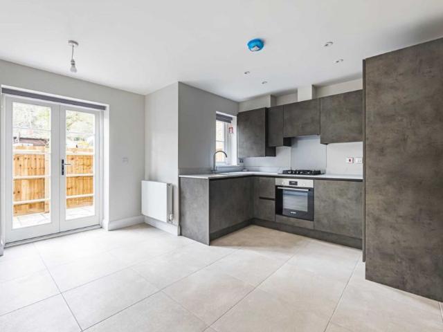 Apartment for rent in Hammerfield, Pouchen End