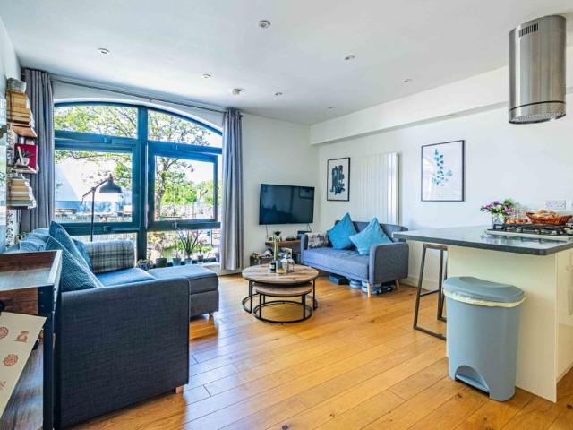 Apartment for rent in Moorend, Pouchen End