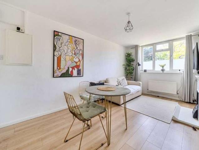 Flat for sale in London Borough of Ealing, Greater London