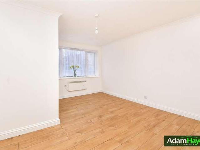 Flat for sale in Woodside Park, Greater London