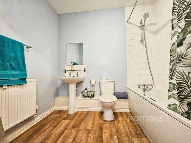 Flat for sale in Hart, Hampshire