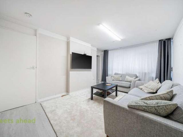 Flat for sale in London Borough of Croydon, Addiscombe