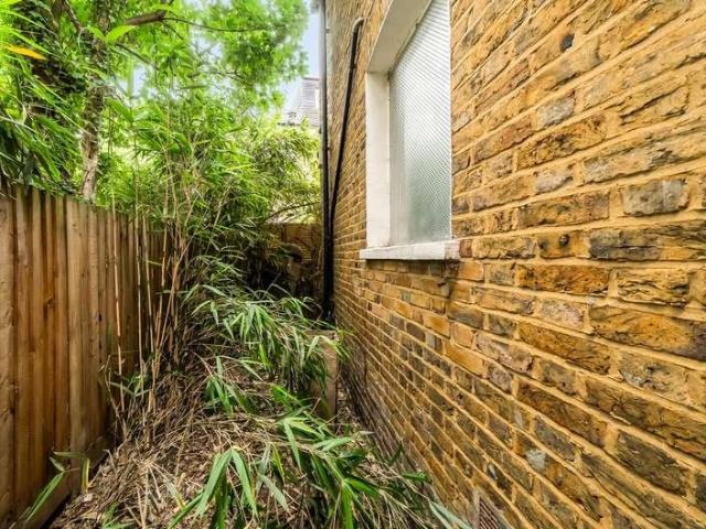 Flat for sale in Shepherd's Bush, Greater London