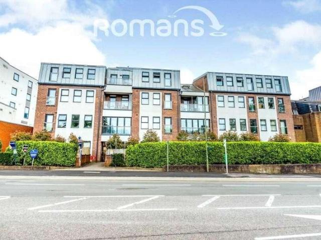 Flat for sale in Heol-las, Surrey