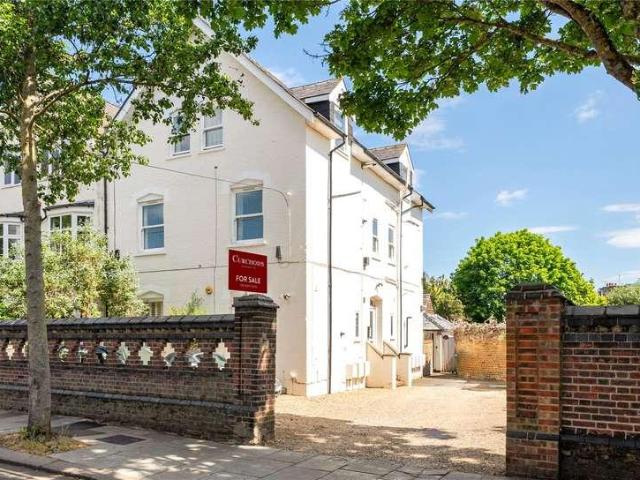 Flat for sale in Strawberry Hill, Greater London
