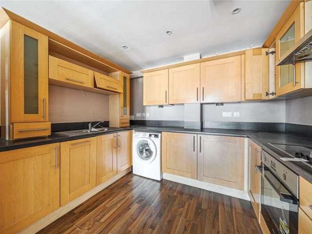 Flat for sale in Woodcote, Epsom