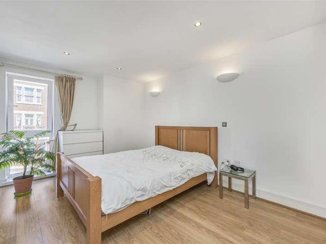 Flat for sale in Clapham Junction, Greater London