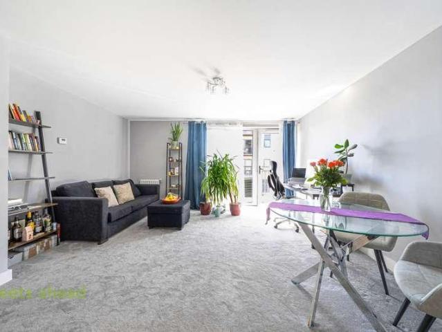 Flat for sale in London Borough of Croydon, Greater London