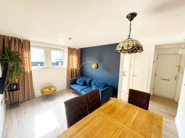 Flat for sale in Brompton, Greater London