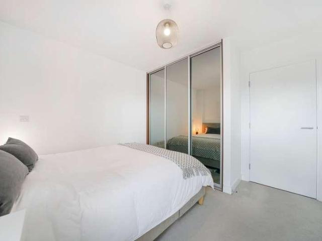 Flat for sale in Limehouse, Greater London
