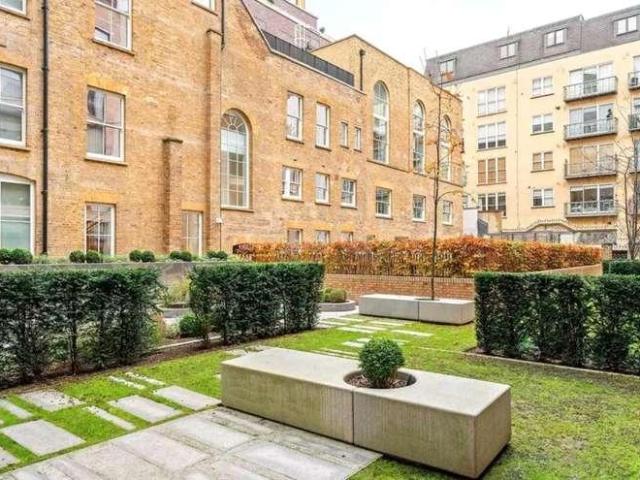 Flat for sale in West Smithfield, Lyons