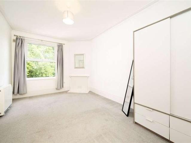 Flat for sale in London Borough of Hounslow, Strand
