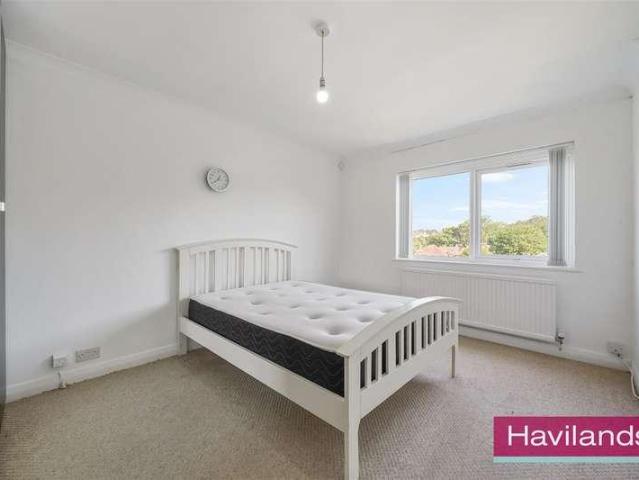 Flat for sale in Southgate, Greater London
