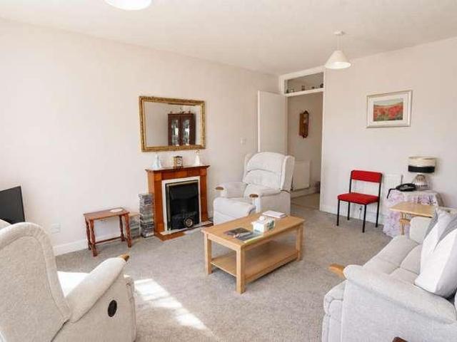 Flat for sale in Greengates, West Yorkshire