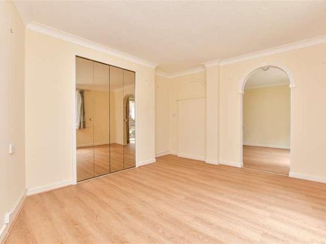 Flat for sale in Carshalton Beeches, Greater London