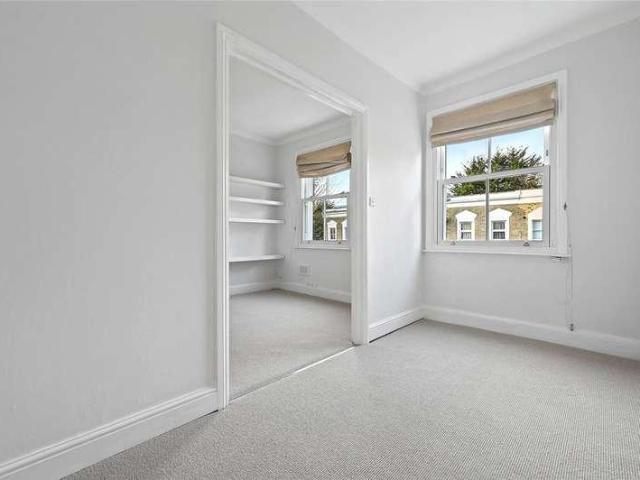 Flat for sale in Shepherd's Bush, Greater London