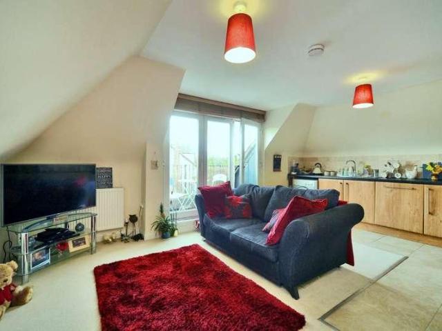 Flat for sale in Worcester Park, Greater London