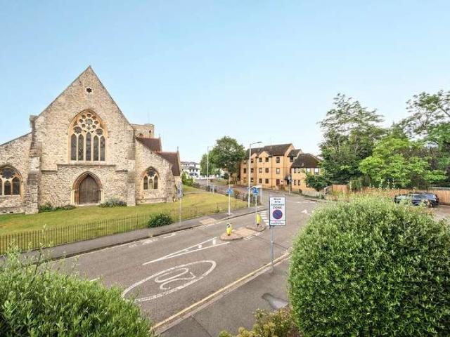 Flat for sale in Surbiton, Greater London