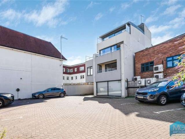 Flat for sale in Whetstone, Oakleigh Park