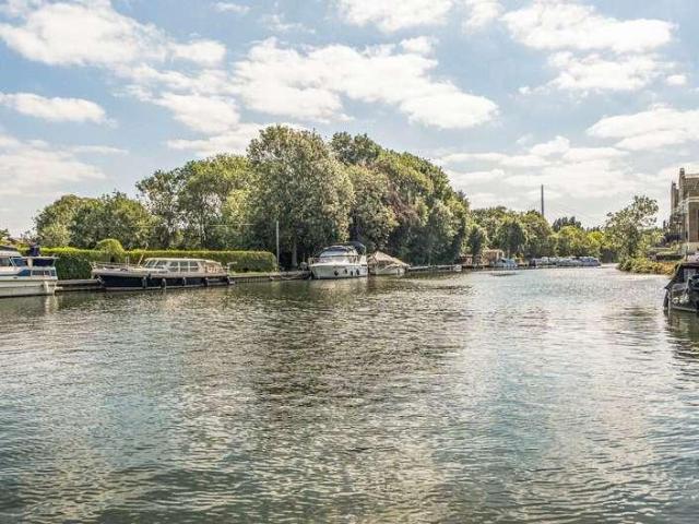 Flat for sale in Reading