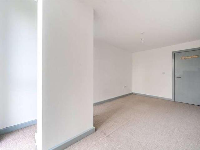 Flat for sale in London Borough of Croydon, Waddon