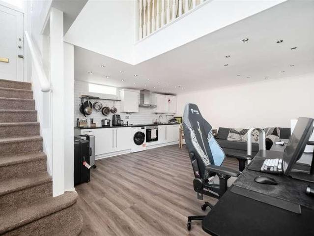 Flat for sale in Kentish Town, Greater London