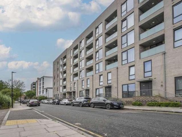 Flat for sale in E14, London