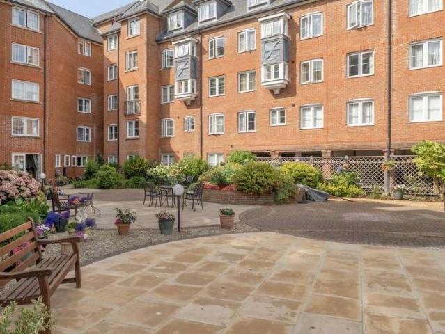 Flat for sale in Gloucester, Gloucestershire