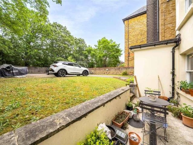 Flat for sale in Surbiton, Greater London