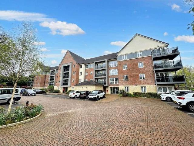 Flat for sale in Heaton Park, Bury