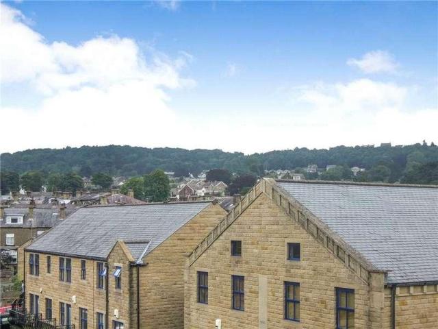 Flat for sale in Crossflatts, West Yorkshire