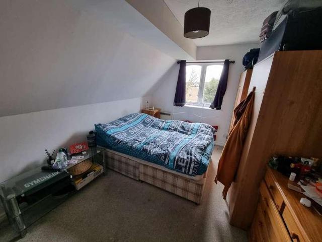 Flat for sale in London Borough of Merton, Collier's Wood