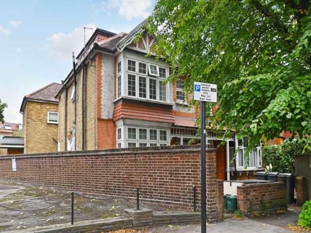Flat for sale in London Borough of Hounslow, Strand