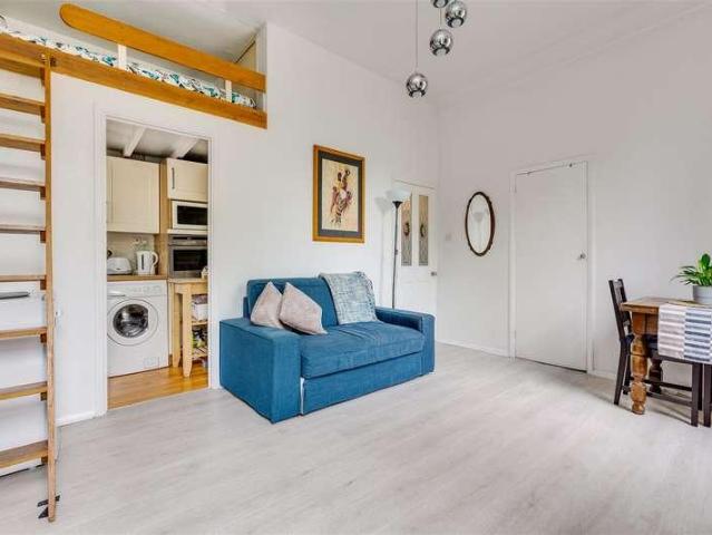 Flat for sale in Berrylands, Greater London