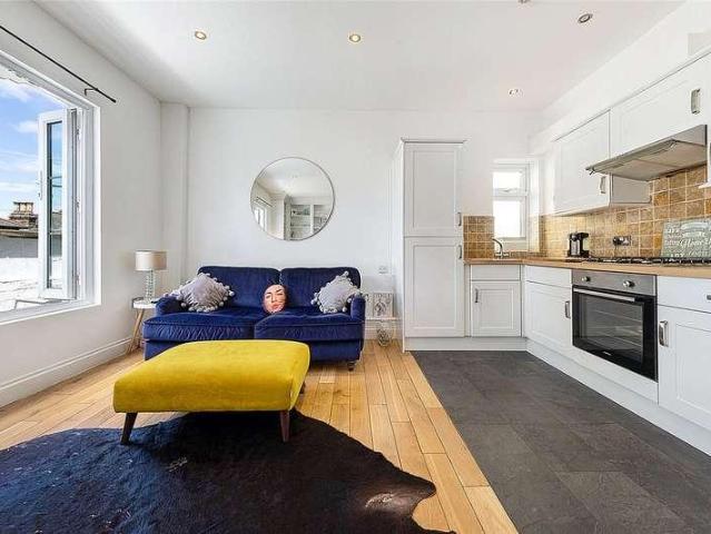 Flat for sale in East Dulwich, Greater London