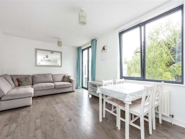 Flat for sale in Hillview, Surrey