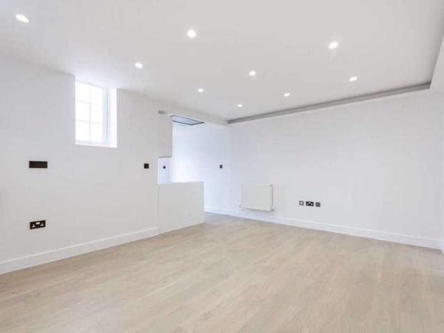 Flat for sale in Surbiton, Tolworth