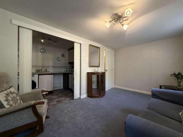 Flat for sale in Queensbury, West Yorkshire
