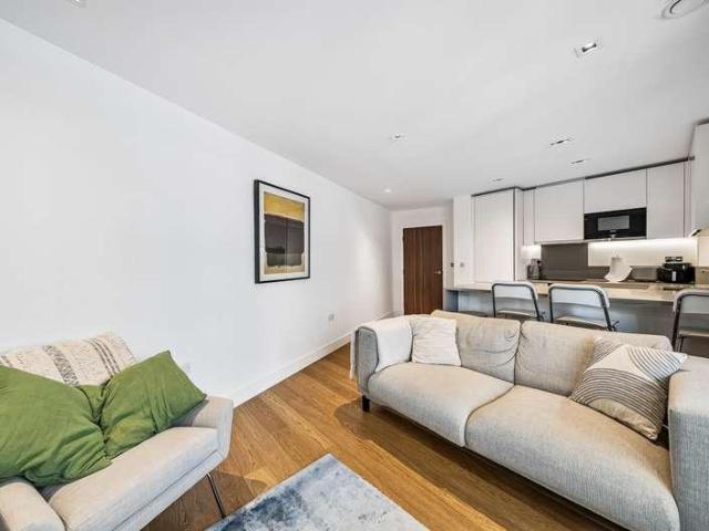 Flat for sale in London Borough of Ealing, Greater London