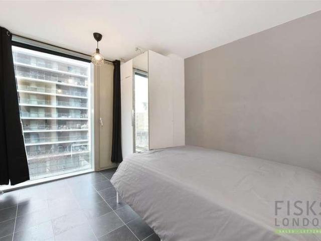 Flat for sale in Canary Wharf, Greater London