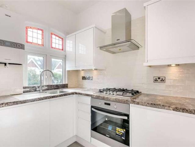 Flat for sale in Furzedown, Greater London