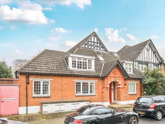 Flat for sale in Streatham, Greater London