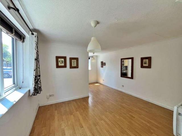 Flat for sale in London Borough of Ealing, Greater London