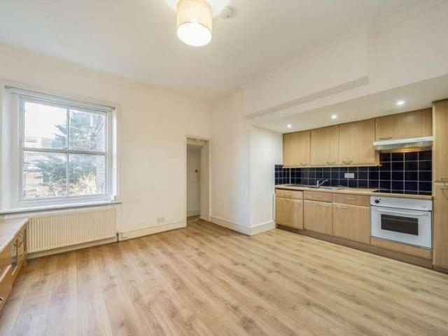 Flat for sale in Queen's Park, Greater London
