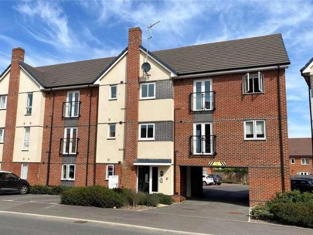 Flat for sale in Ryeish Green, Spencers Wood