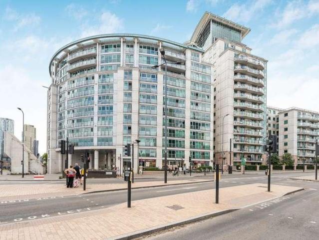 Flat for sale in Vauxhall, Greater London