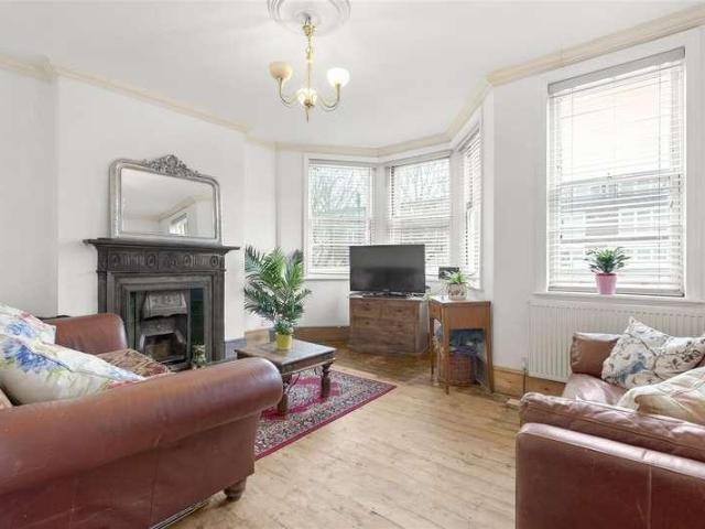 Flat for sale in Hornsey, Greater London