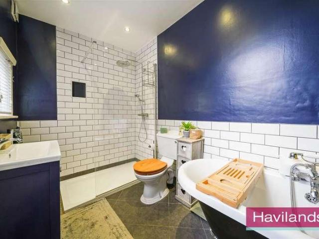 Flat for sale in Winchmore Hill, Edmonton