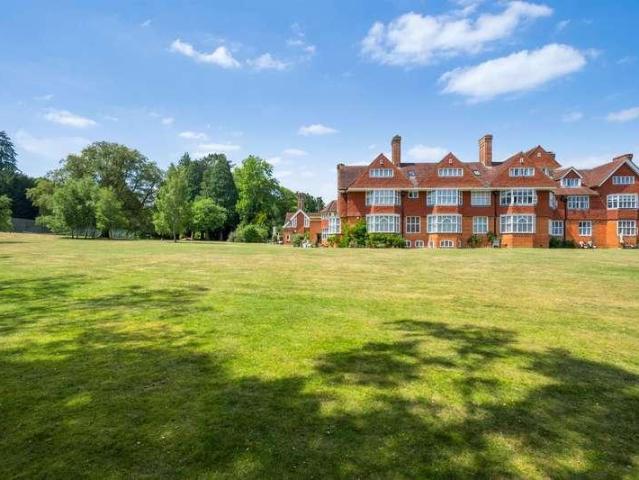 Flat for sale in Red Hill, Surrey