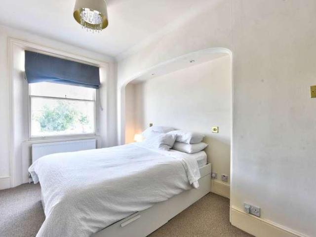 Flat for sale in Henley-on-Thames, Berrick Salome